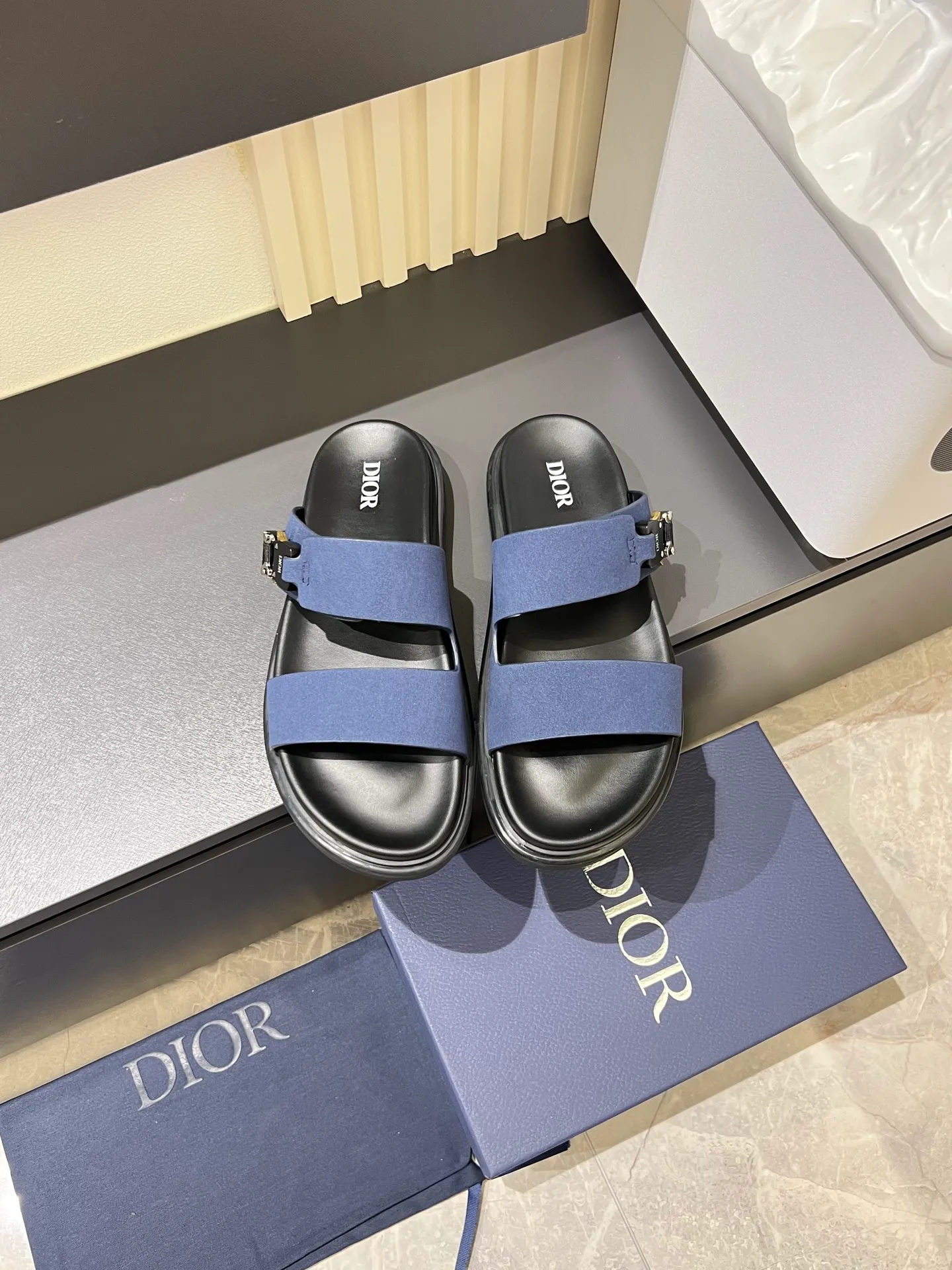 Men's Men's Shoes 💰p320 Dio* Men's Sandals Slippers. Showcasing Dior haute couture design. The Dior gray suede strap is accented with an aluminum Dior buckle for added style. Paired with a comfortable tonal notch sole, they pair easily with shorts or jeans for a sophisticated look. Main body: suede cow leather, technical fabric lining: cow leather, with adjustable straps, aluminum Dior buckle, Dior gray EVA insole, tonal notched rubber outsole splicing structure, size: 38-44 (customized at 45.46)